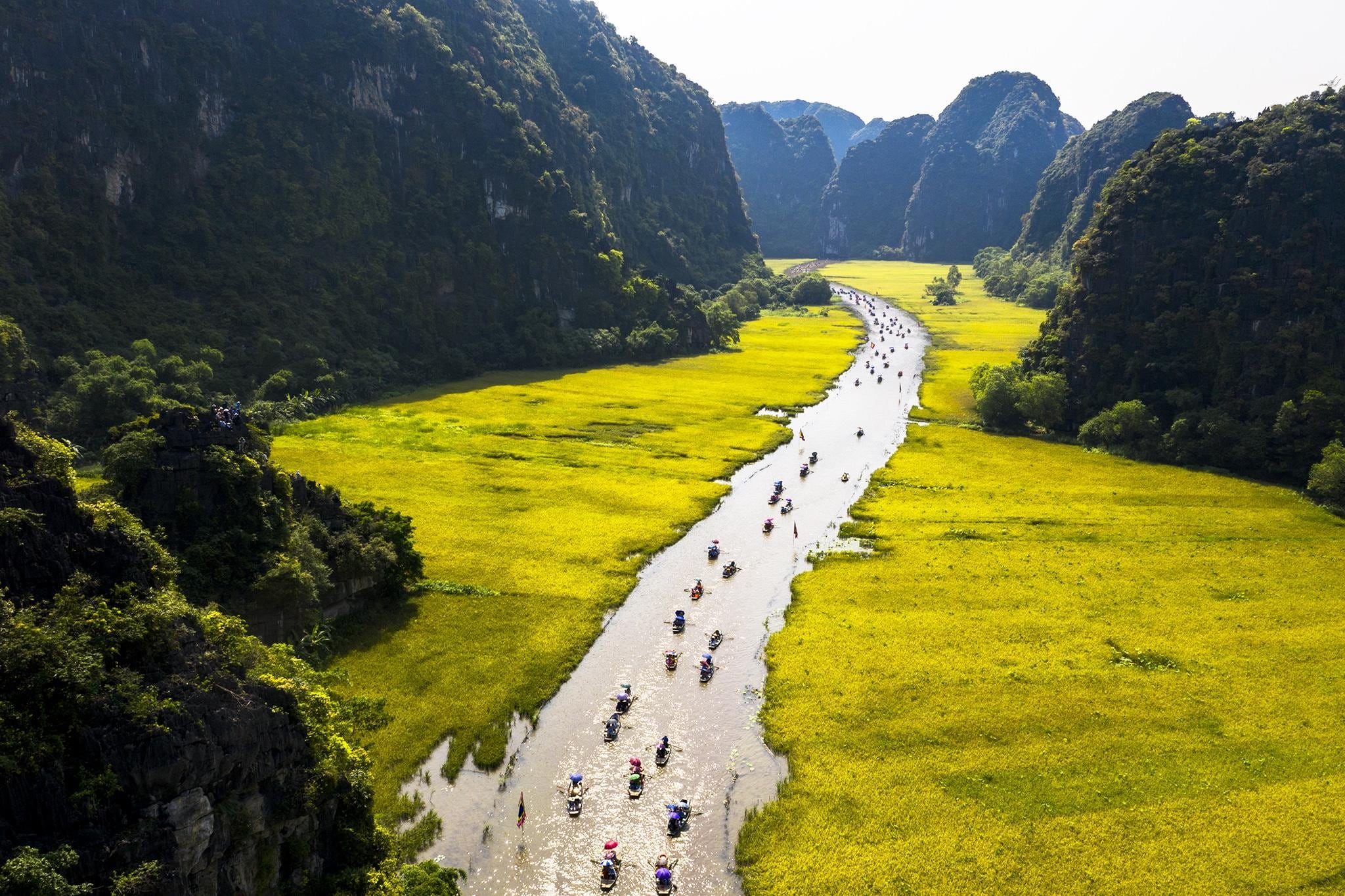 Tam Coc is renowned for its stunning landscapes of towering limestone peaks, lush rice paddies